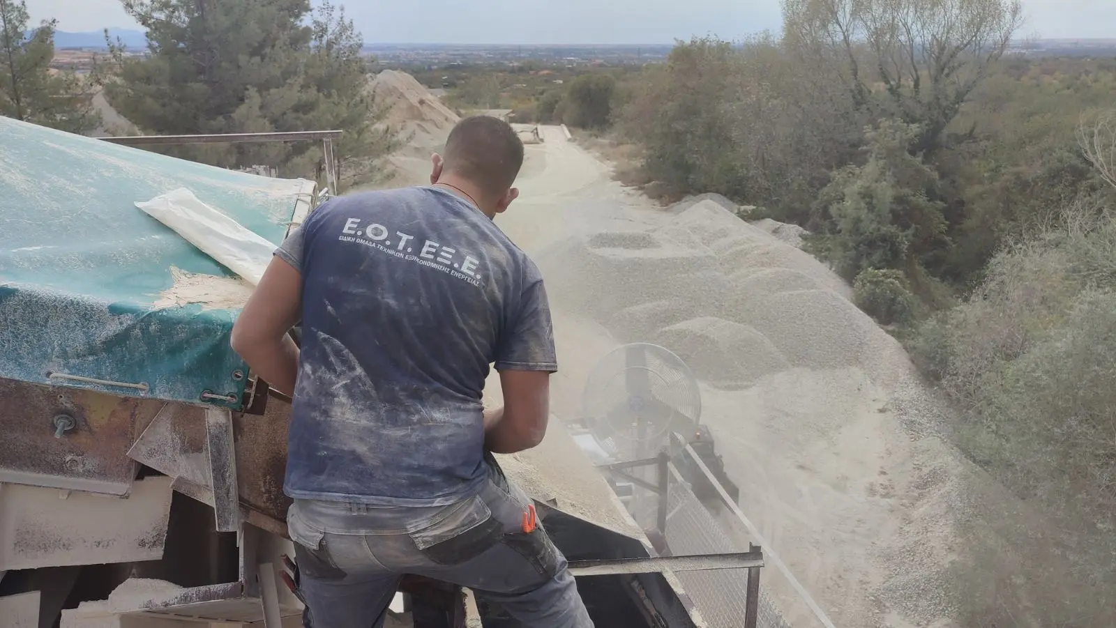 High-pressure misting application in a new quarry section for reducing airborne particles